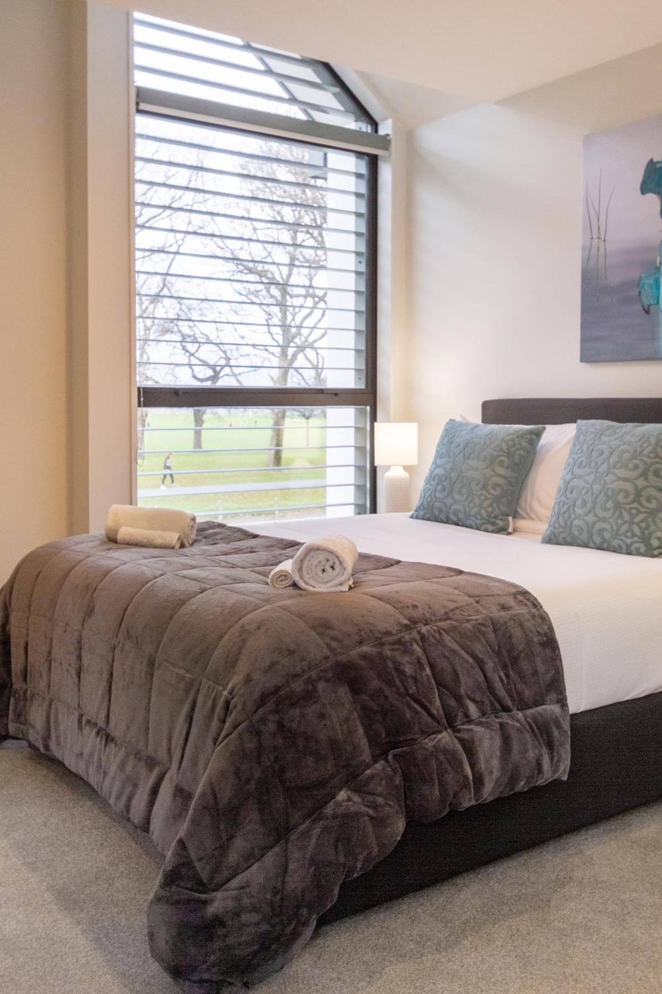Modern 2 Bed 2 Bath Opposite Hagley Park Apartment Christchurch Bagian luar foto