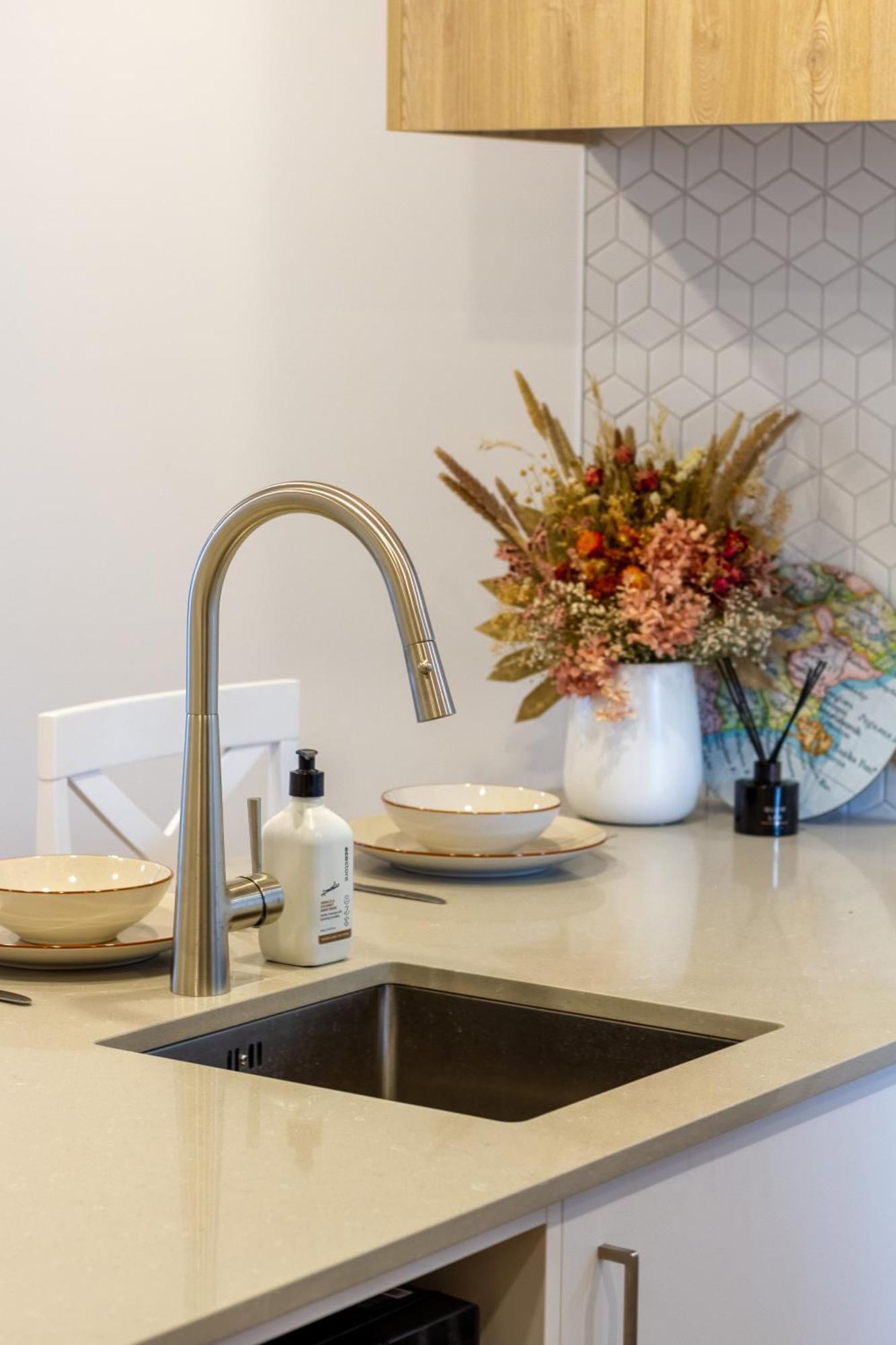 Modern 2 Bed 2 Bath Opposite Hagley Park Apartment Christchurch Bagian luar foto